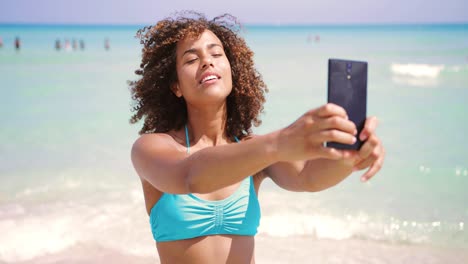 Fröhliche-Frau-Macht-Selfie-Am-Strand