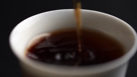컵 에 차 를 부는 것