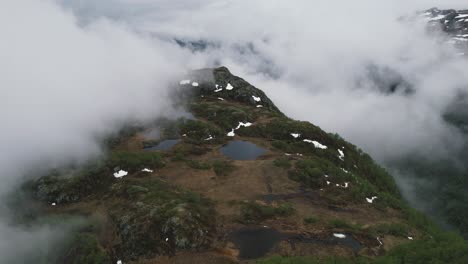 Luftflug-über-Neblige-Neblige-Berge-Mit-Kleinen-Seen-Im-Hardangervidda-Nationalpark,-Eidfjord,-Norwegen