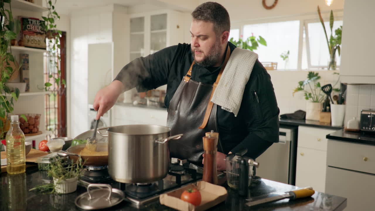Koch bereitet eine köstliche Suppe zu.