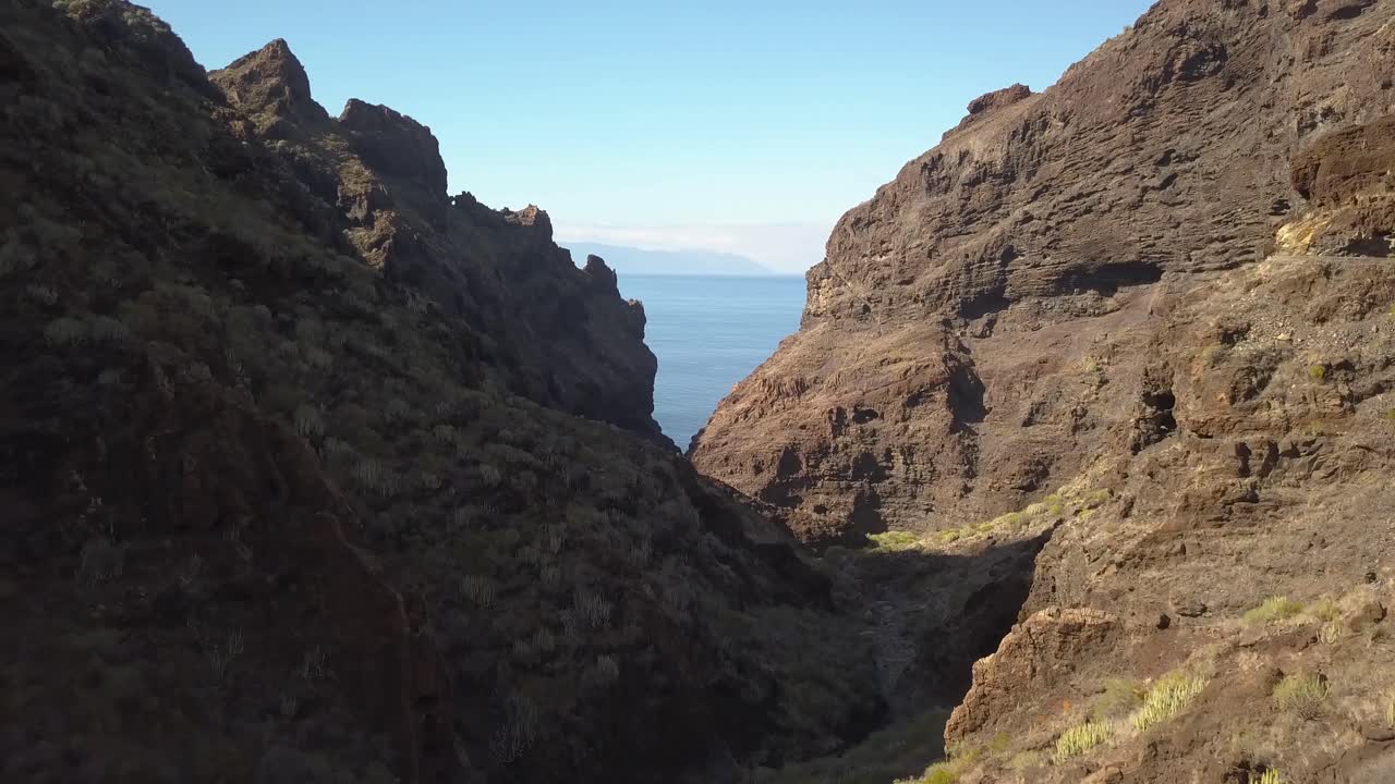 Volando attraverso un barranco vicino a Los Gigantes verso l'isola di La Gomera