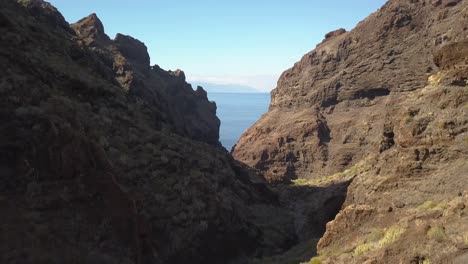 Volando-Por-Un-Barranco-Cerca-De-Los-Gigantes-Hacia-La-Isla-La-Gomera