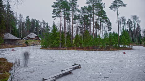 Timelapse-De-Personas-Caminando-Sobre-Un-Lago-Congelado-En-Un-Parque-Salvaje