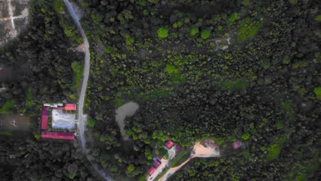 sorprendentes imágenes cinematográficas de drones residenciales de 4k después de que el problema de la deforestación consiste en muchas casas, carreteras, árboles, lagos e infraestructura en medio del bosque tropical ubicado en riau, indonesia