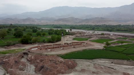 boeiende luchtbeelden van bakstenenovens in afghanistan