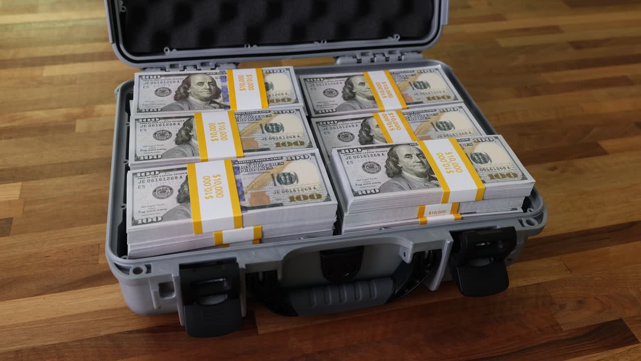 Un maletín lleno de dinero.