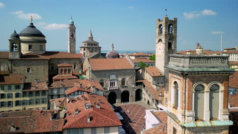 Ciudad-Vieja-De-Bérgamo:-Vuelo-De-Drones-Desde-El-Palazzo-Della-Reason-Sobre-Los-Tejados-Del-Pueblo