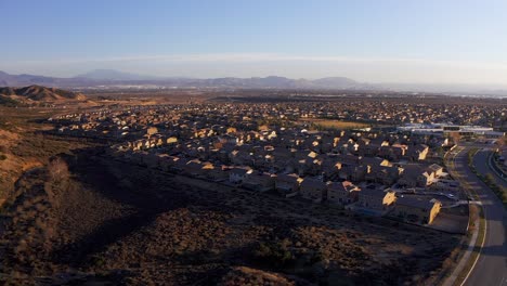 Toma-Aérea-Inversa-De-Una-Comunidad-Planificada-En-El-Desierto