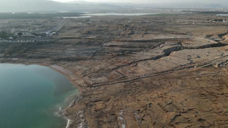 Vista-Aérea-Del-Mar-Muerto-Y-Su-Creciente-Costa-A-Medida-Que-El-Nivel-Del-Agua-Cae-Rápidamente