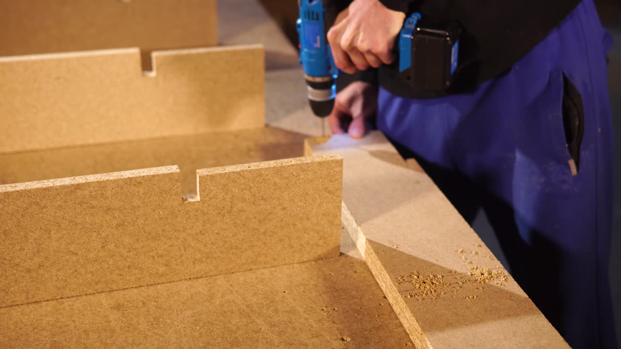 ensamblaje de piezas de muebles de madera