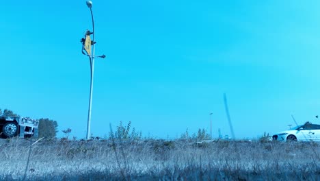 Camión-De-Transporte-De-Video-En-Bucle-Rojo-Con-Un-Remolque-Plano-Vacío-De-Seis-Ruedas-Seguido-De-Un-Automóvil-Deportivo-Blanco-Y-Otro-Vehículo-Gris-Sedán-De-4-Puertas-En-Un-Día-Azul-Claro