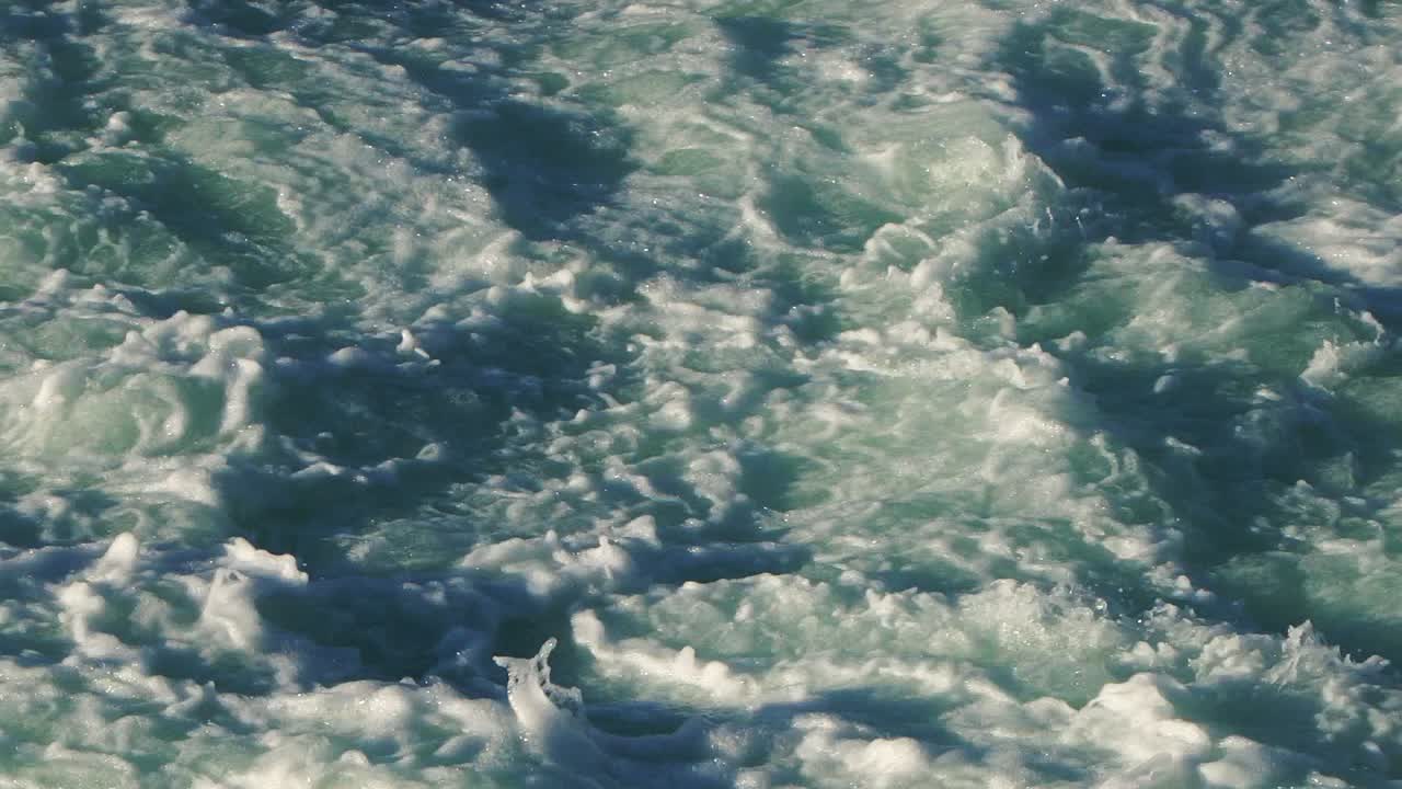 빠르게 흐르는 rver 물 스트림. 옆모습