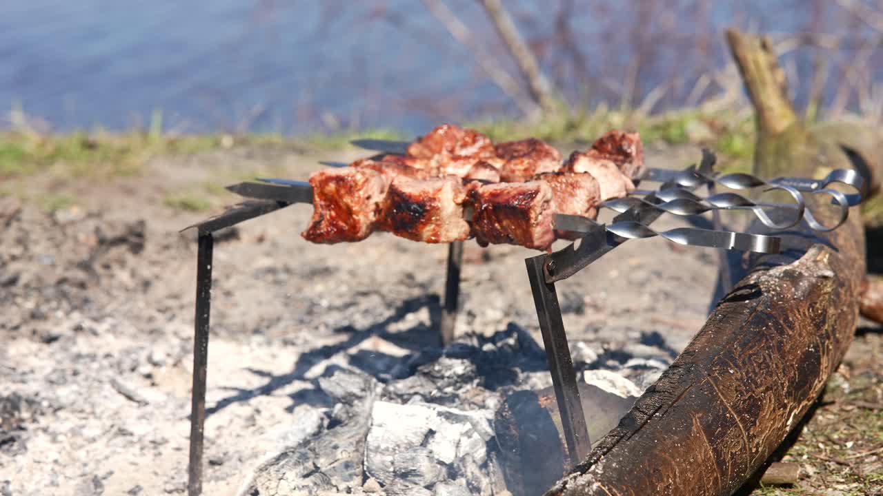 kebabs a la parrilla junto al río