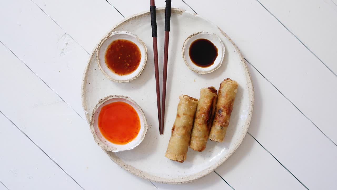 Lumpia goreng tradisional Tiongkok, Thailand, atau Vietnam, atau nem, disajikan di piring keramik