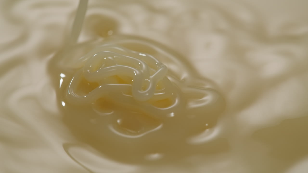 saborosa leche condensada, cuchara y waffles en la mesa gris claro, plana. espacio para el texto. imágenes de alta calidad 4k