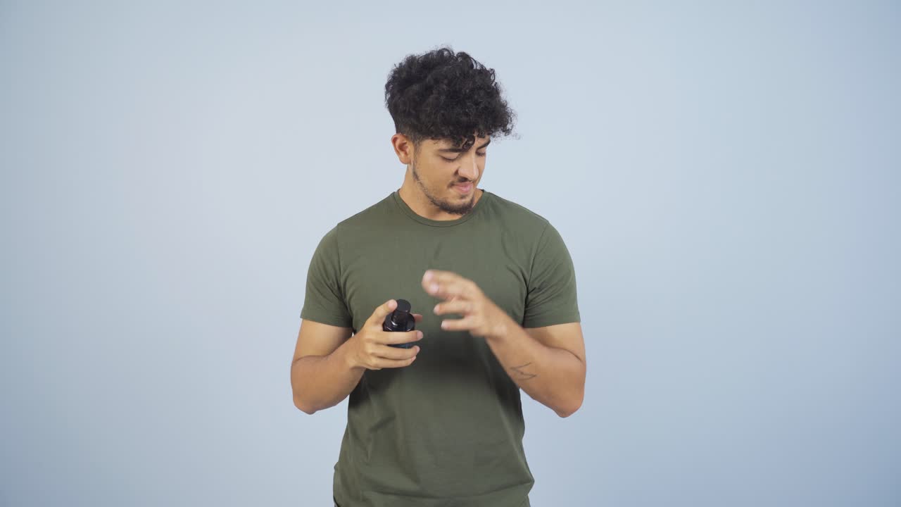 향수를 쓰고 좋은  ⁇ 새를 맡는 사람.