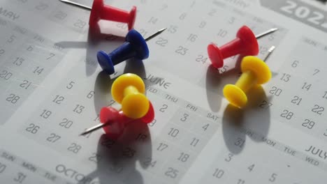 calendario con alfileres marcados para junio de 2023
