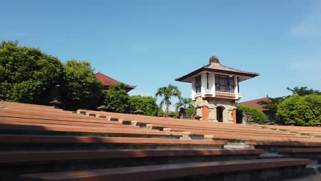 Instituto-De-Arte-Y-Arquitectura-Isi-Denpasar-En-Bali,-Indonesia,-Edificio-Al-Aire-Libre-Para-Eventos-Culturales,-Pasos-De-Etapa