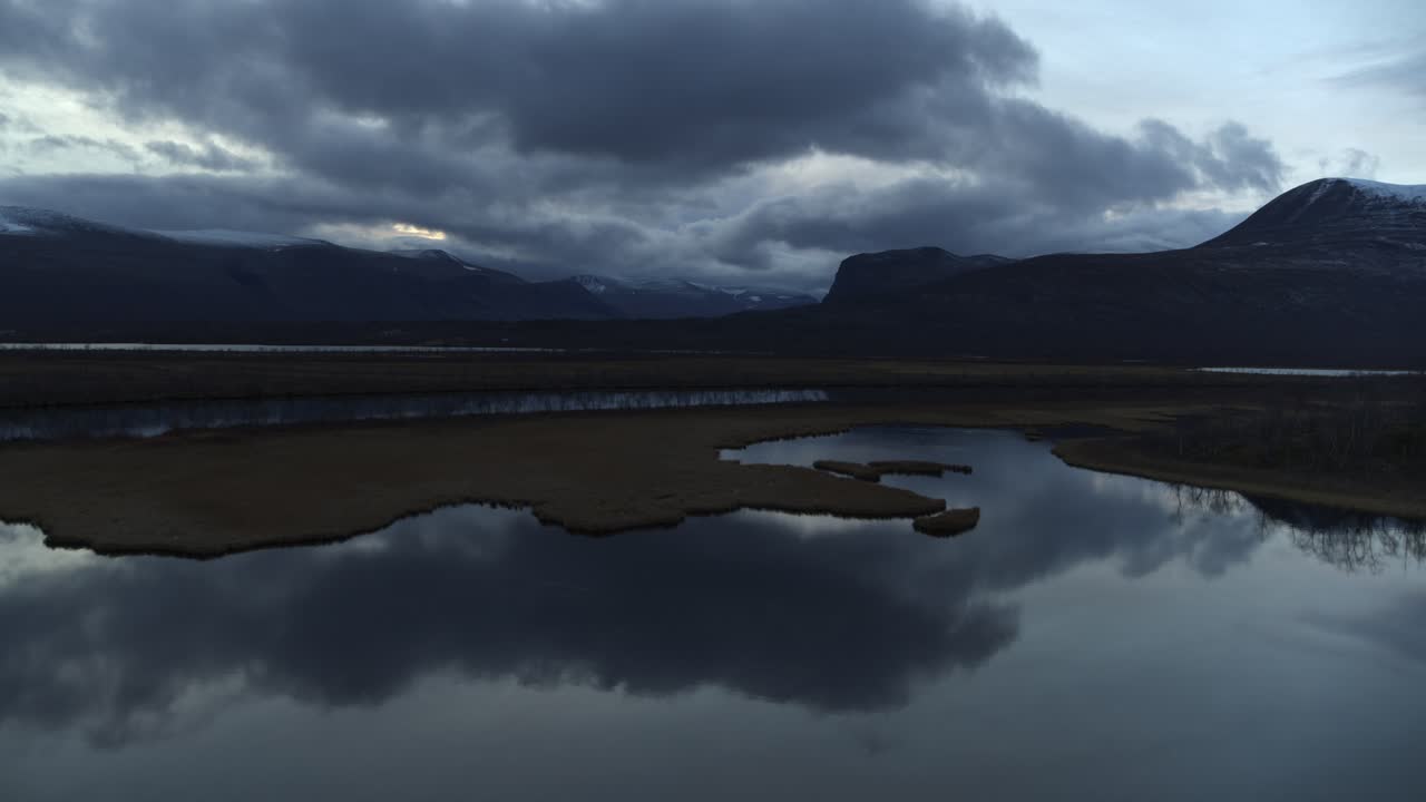 paisaje de pantanos durante el anochecer cerca de kebnekaise en laplandia, suecia