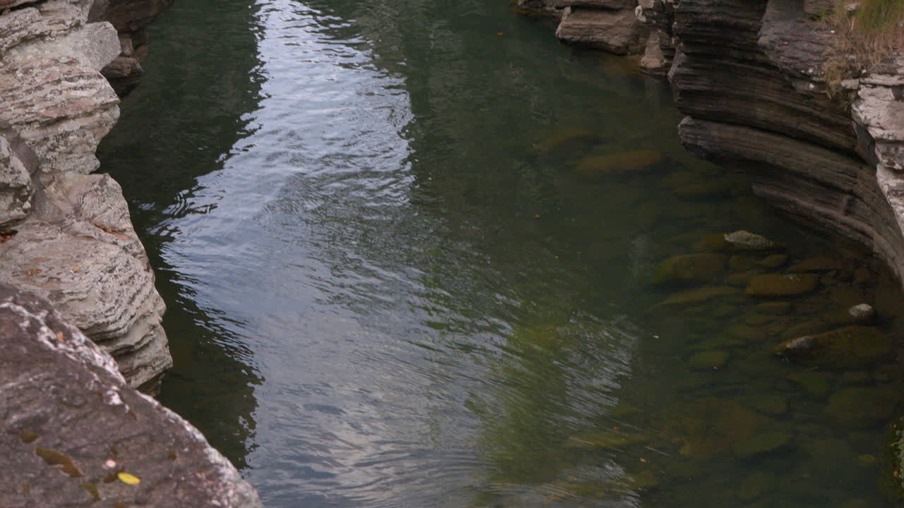 un suave arroyo que fluye sobre las rocas en cajones de chame, panamá, un paisaje natural sereno