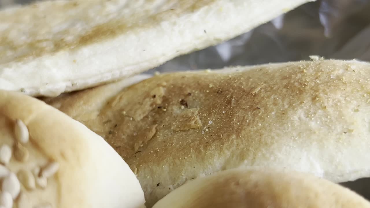 새로 은 의 근접 촬영, 손에 들고