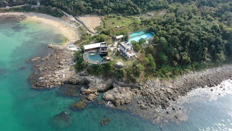 Vista-Aérea-De-La-Pequeña-Villa-De-Palm-Beach-Y-Una-Pequeña-Franja-Costera-En-Hong-Kong