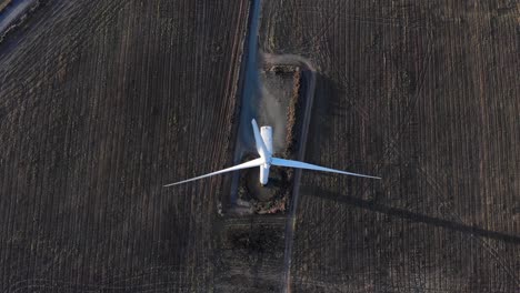 vista de arriba hacia abajo del molino de viento en el campo - toma aérea de drones