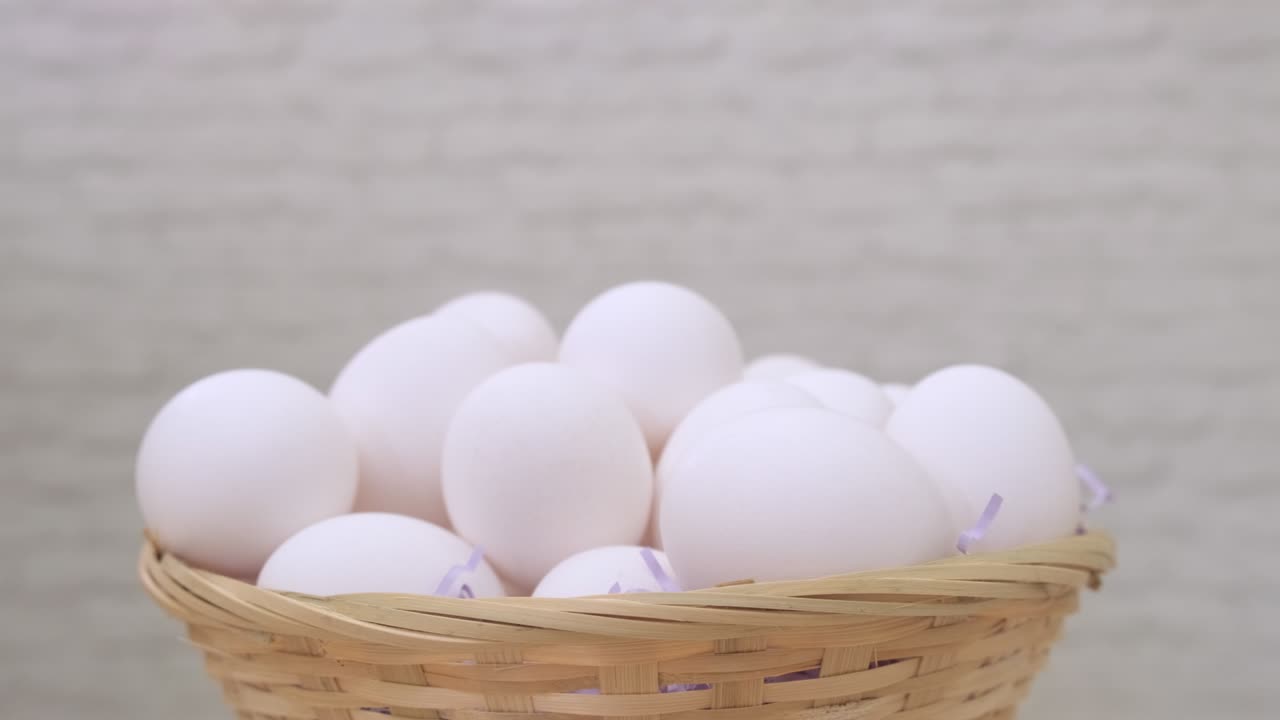 달 은 밝은 배경 에 바구니 에서 회전 한다