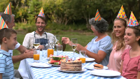 familia celebrando un cumpleaños