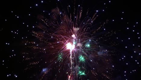 coloridos fuegos artificiales explotando en el cielo nocturno. celebraciones y eventos en colores brillantes.