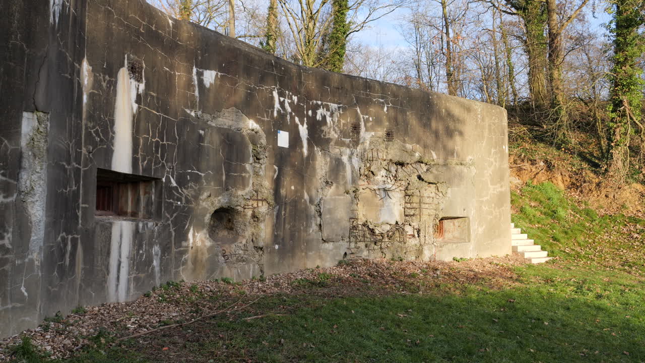 Betonový bunkr s poškozením způsobeným kumulativní náloží – Pevnost Eben-Emael – Panorámování.