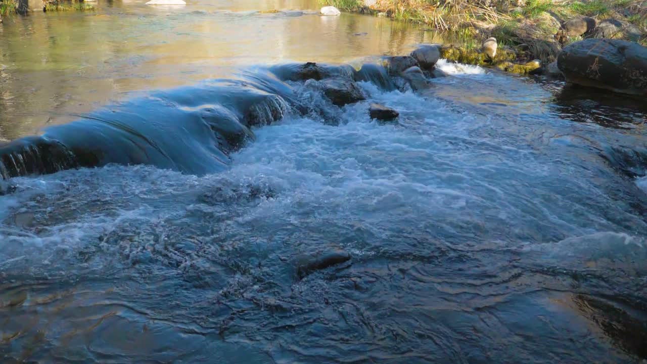 Una piccola rapida scorre nel fiume in Arizona