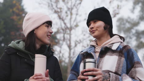 Amigos,-Conversación-Y-Naturaleza-En-La-Mañana-Con-Café.