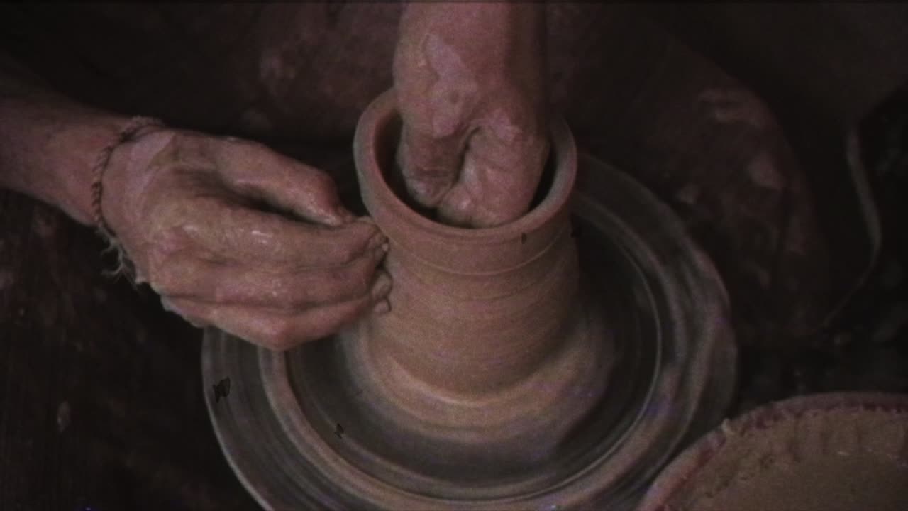 el alfarero hace una jarra de arcilla. efecto vintage. un hombre hace un jarrón en la rueda de un alfarero