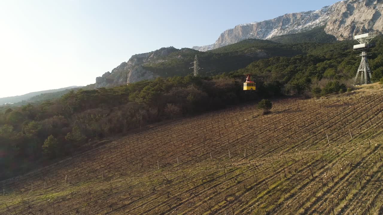 teleférico sobre un paisaje montañoso de viñedos