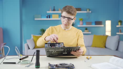 joven y experto en tecnología.