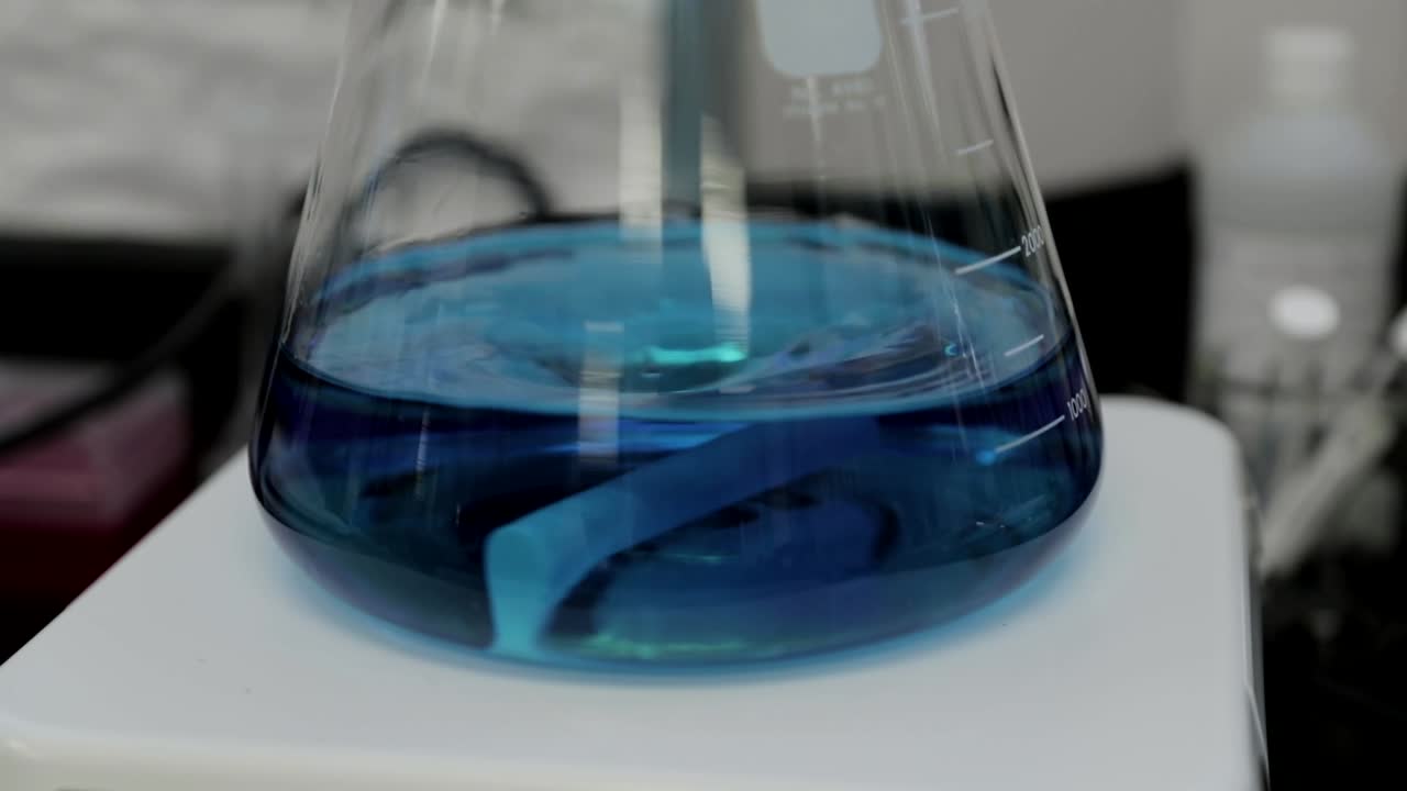 vaso de precipitados de ciencia mezclando líquido desconocido