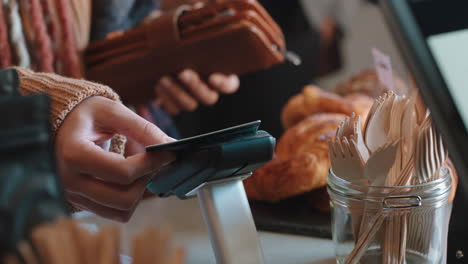 cerca del cliente pagando con tarjeta de crédito pago sin contacto gastando dinero en un café con servicio de transacción digital