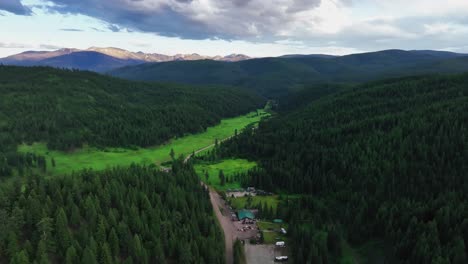 vista aérea sobre las pintorescas montañas y la ciudad de lolo en el condado de missoula, montana, ee.uu. - disparo de drones