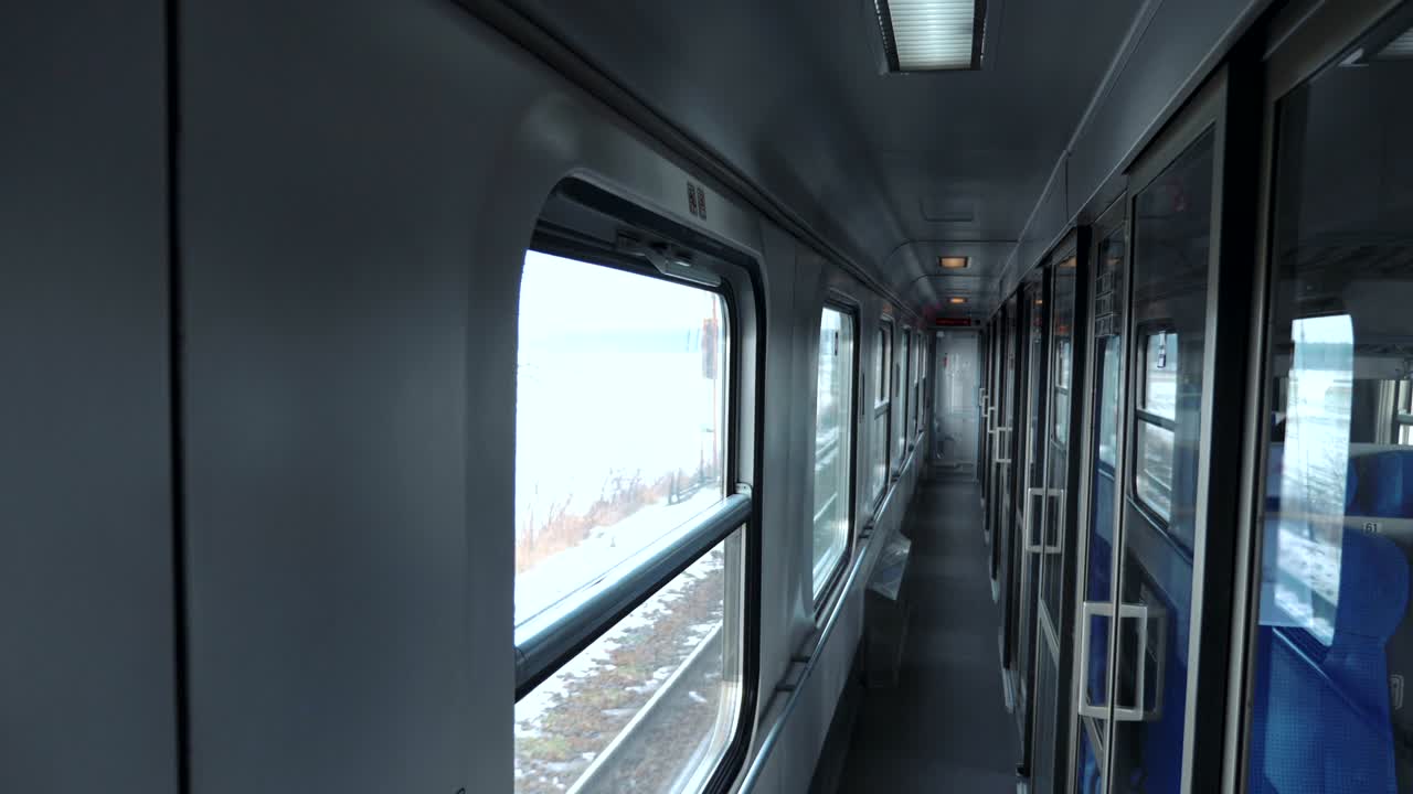 4k 느린 동작 60fps로 여행하는 동안 열차 객실의 빈 복도