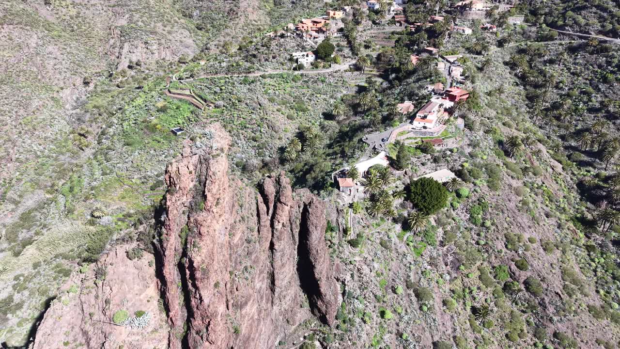 Drone in discesa, vista aerea del villaggio di montagna di Masca, Tenerife, Spagna