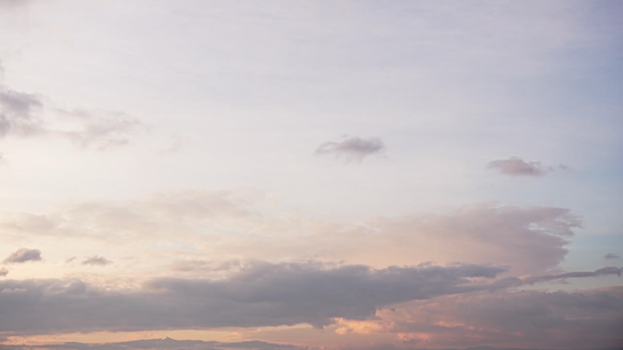 아침에 흐린 하늘의 timelapse