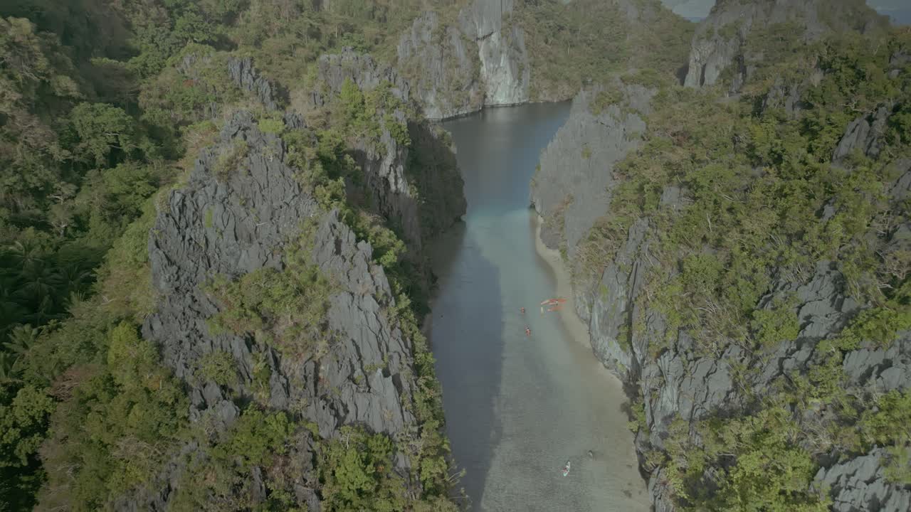 montañas y kayaks en aguas tranquilas en las filipinas soleadas, retiro aéreo