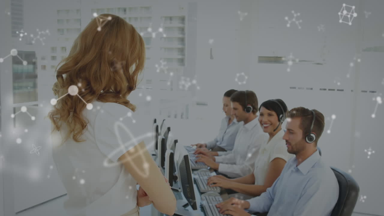 휴대폰 헤드 ⁇ 을 착용 한 사업가 들 위 에 움직이는 분자 들 의 애니메이션