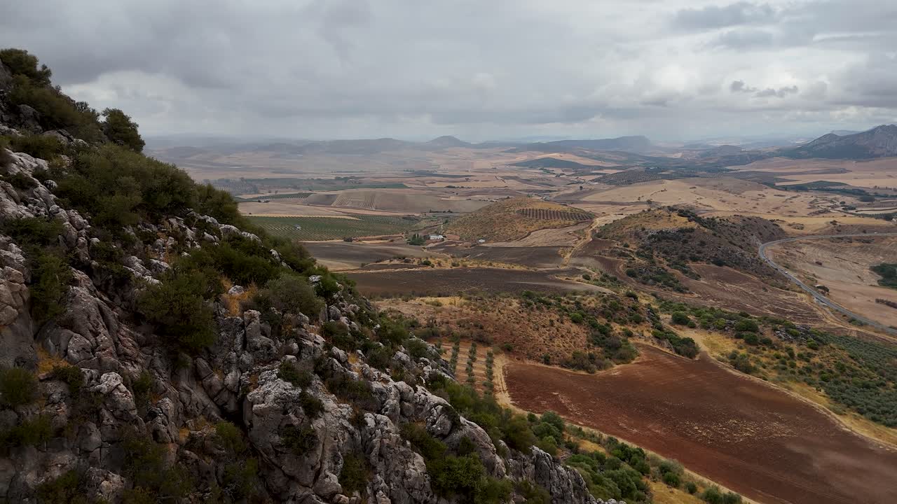 Vista drone di un pendio montuoso roccioso e di campi agricoli rurali