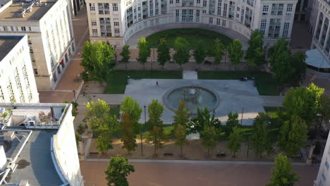 Antigone-Montpellier-Thessalie-Square-Mit-Springbrunnen-In-Einem-Park-Mit-Bäumen