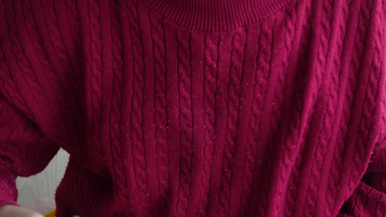 niño comiendo una galleta