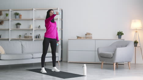 mujer haciendo ejercicio en casa con pesas
