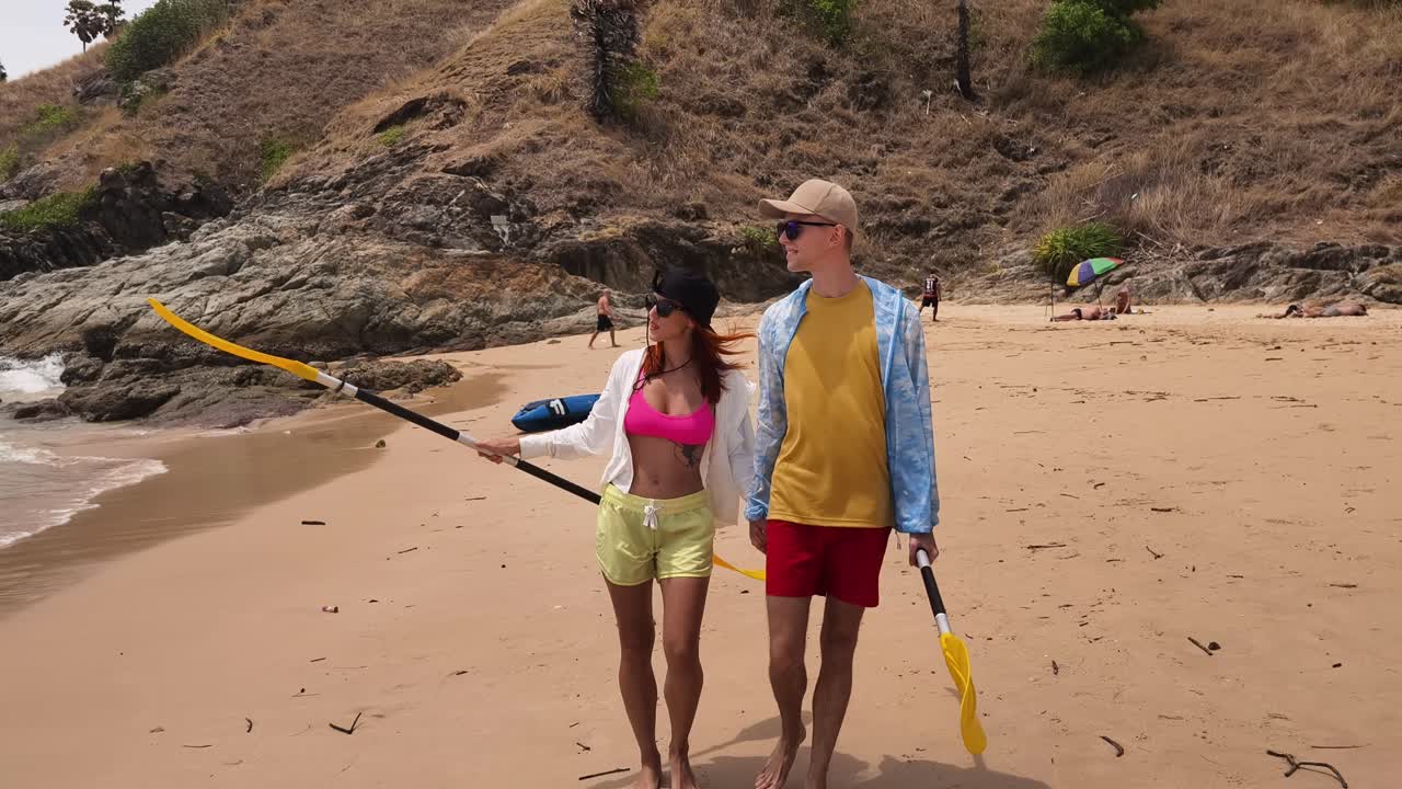 Pareja disfrutando de una aventura en kayak en una playa tropical