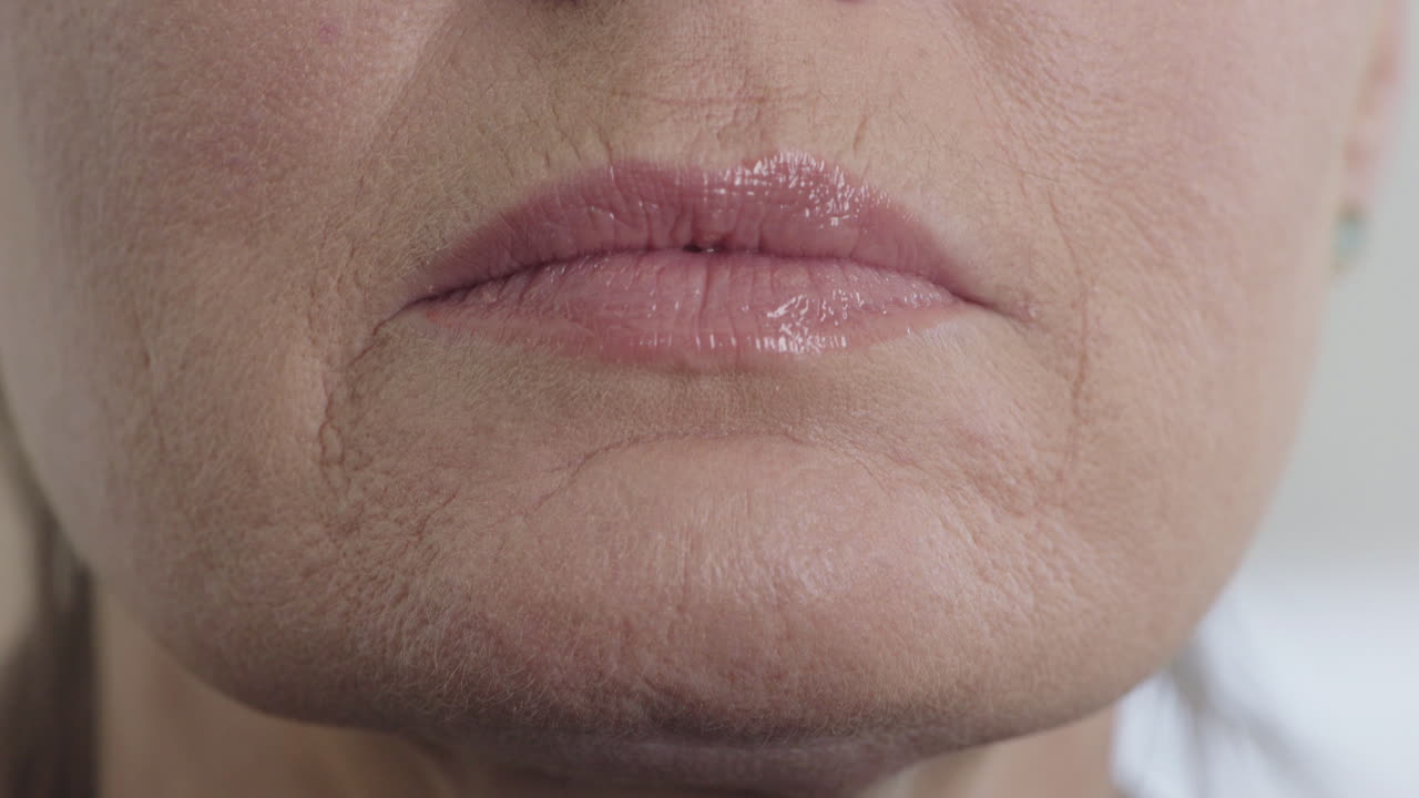 cerrar la boca de una mujer madura sonriendo feliz mala higiene oral salud dental